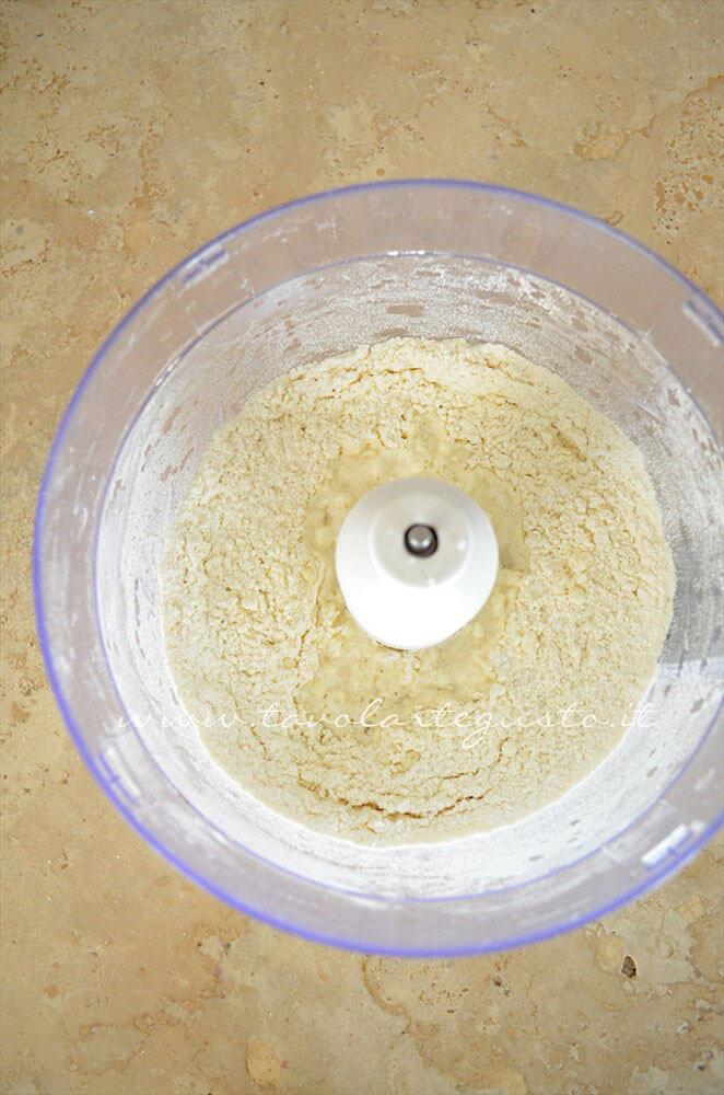 Aggiungere acqua fredda alla granella di burro e farina - Ricetta Pasta Brisee Aggiungere acqua fredda alla granella di burro e farina - Ricetta Pasta Brisee
