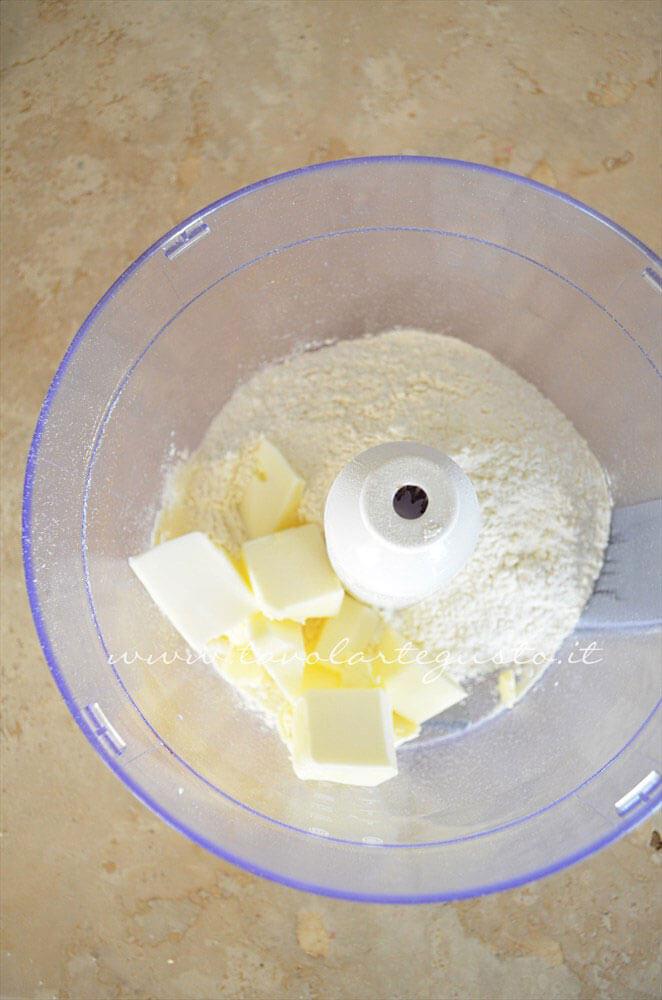 Farina e burro nel mixer - Ricetta Pasta Brisee Farina e burro nel mixer - Ricetta Pasta Brisee