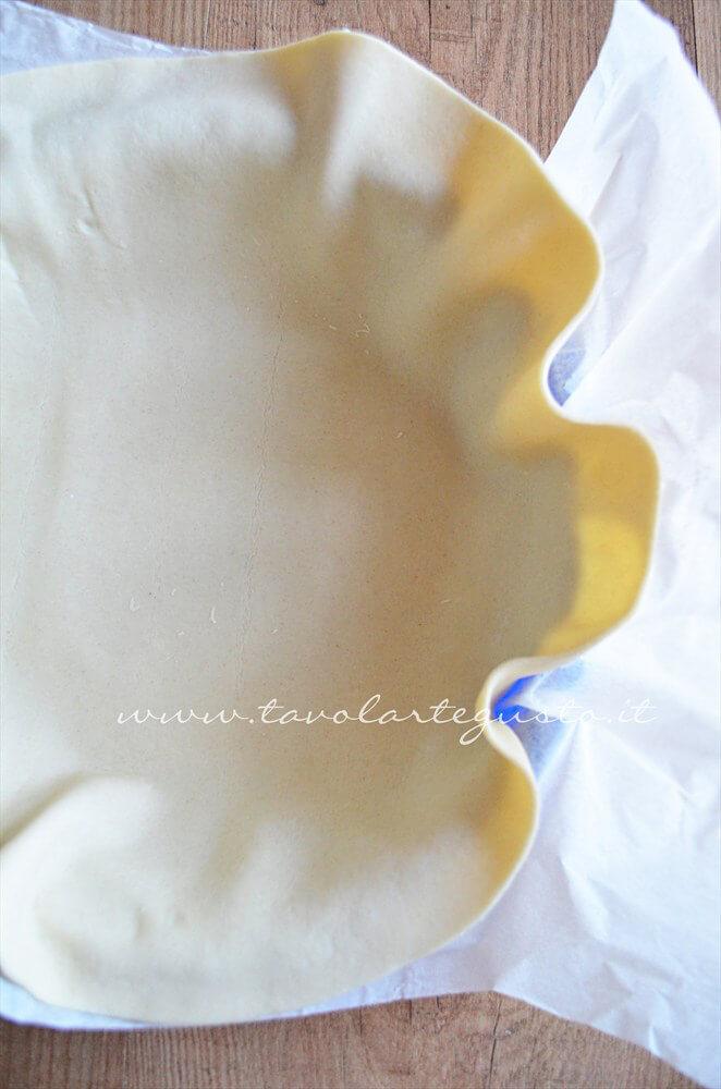 Foderare lo stampo con la Pasta Brisè - Ricetta Torta ricotta e spinaci (senza uova) Foderare lo stampo con la Pasta Brisè - Ricetta Torta ricotta e spinaci (senza uova)