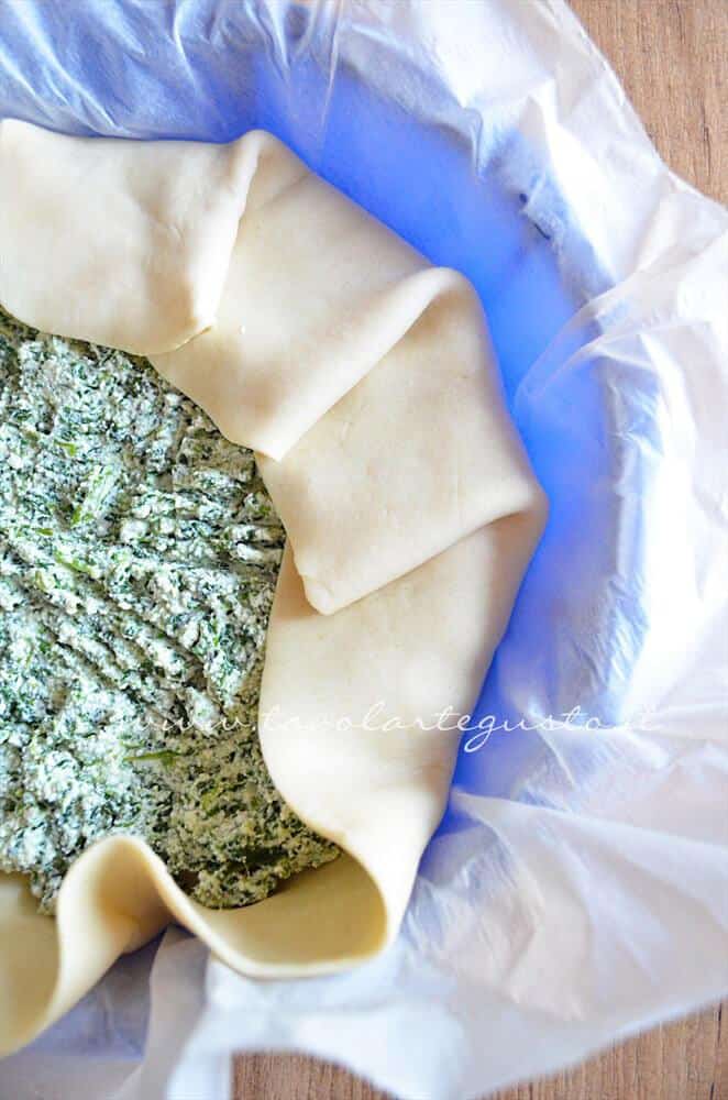 Formare le pieghe sul bordo con la sfoglia in eccesso - Ricetta Torta ricotta e spinaci Formare le pieghe sul bordo con la sfoglia in eccesso - Ricetta Torta ricotta e spinaci