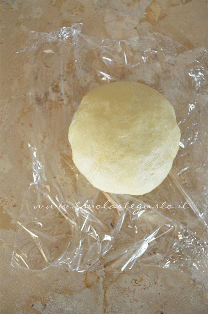 Formare una palla e avvolgerla nella pellicola - Ricetta Pasta Brisee Formare una palla e avvolgerla nella pellicola - Ricetta Pasta Brisee