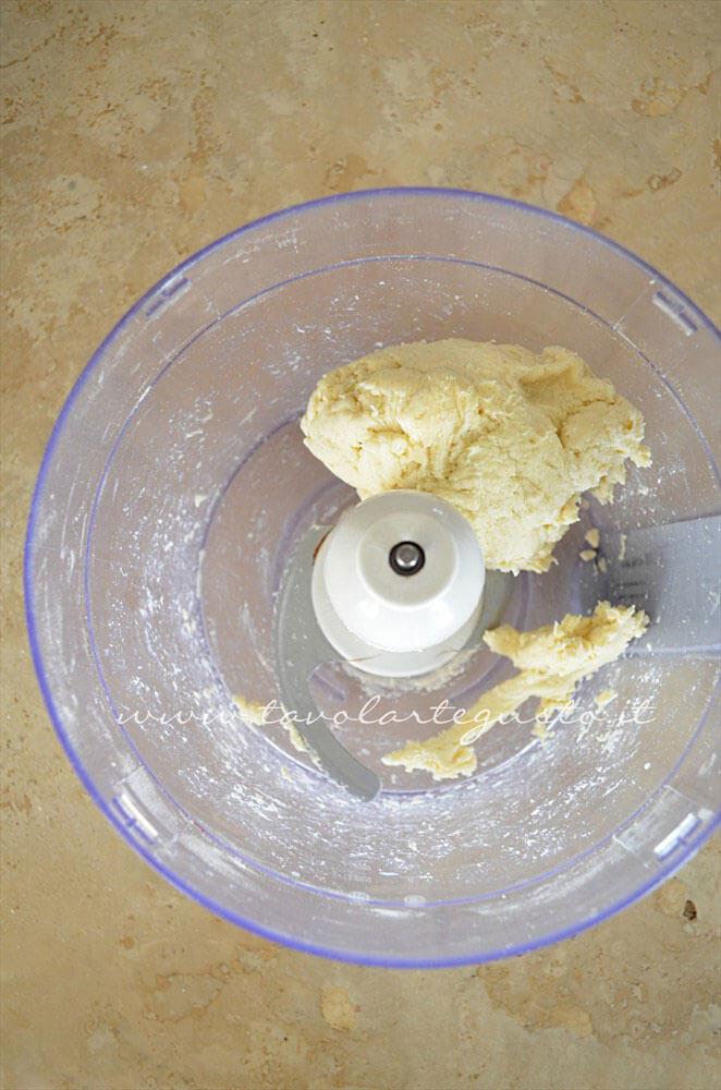 Formazione dell'impasto - Ricetta Pasta Brisee Formazione dell'impasto - Ricetta Pasta Brisee