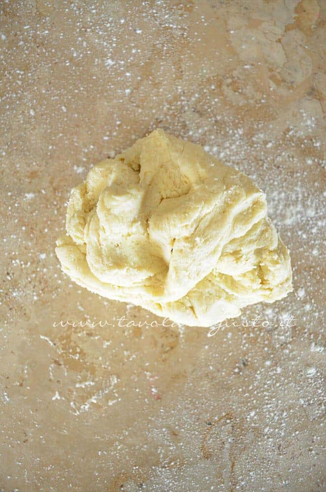 Impastare pochi secondi sulla spianatoia - Ricetta Pasta Brisee Impastare pochi secondi sulla spianatoia - Ricetta Pasta Brisee