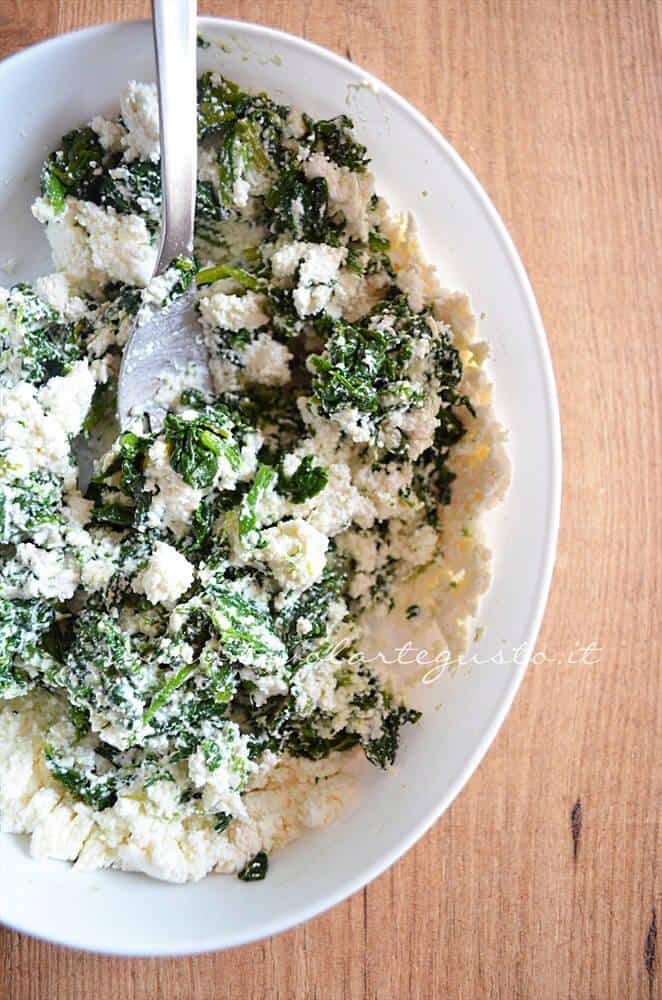 Mescolare la ricotta agli spinaci - Ricetta Torta ricotta e spinaci (senza uova) Mescolare la ricotta agli spinaci - Ricetta Torta ricotta e spinaci (senza uova)
