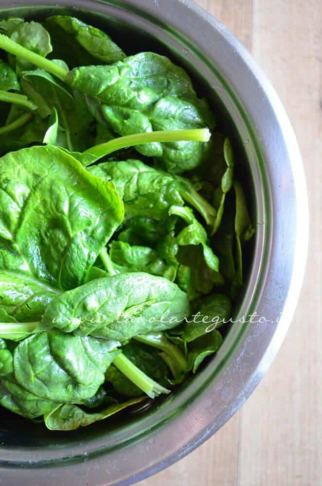 Sbollentare gli spinaci - Ricetta Torta ricotta e spinaci (senza uova) Sbollentare gli spinaci - Ricetta Torta ricotta e spinaci (senza uova)