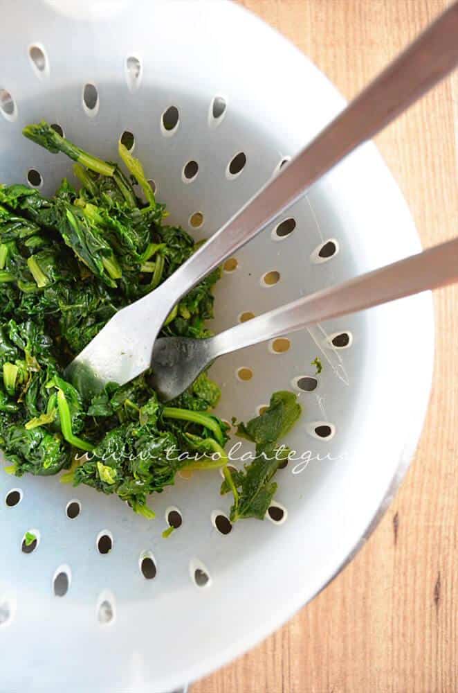 Sgocciolare e tagliare gli spinaci - Ricetta Torta ricotta e spinaci (senza uova) Sgocciolare e tagliare gli spinaci- Ricetta Torta ricotta e spinaci (senza uova)