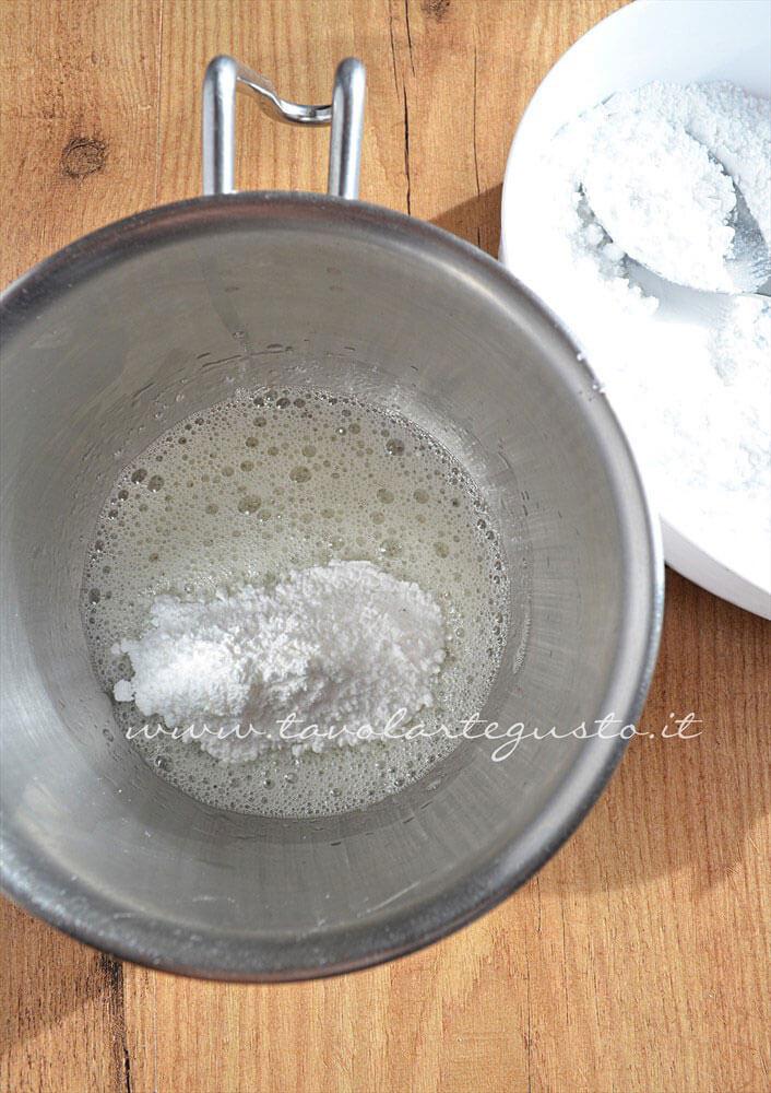 Aggiungere 3 cucchiai di zucchero a velo -Ricetta Ghiaccia Reale (Royal Icing) Aggiungere 3 cucchiai di zucchero a velo -Ricetta Ghiaccia Reale (Royal Icing)