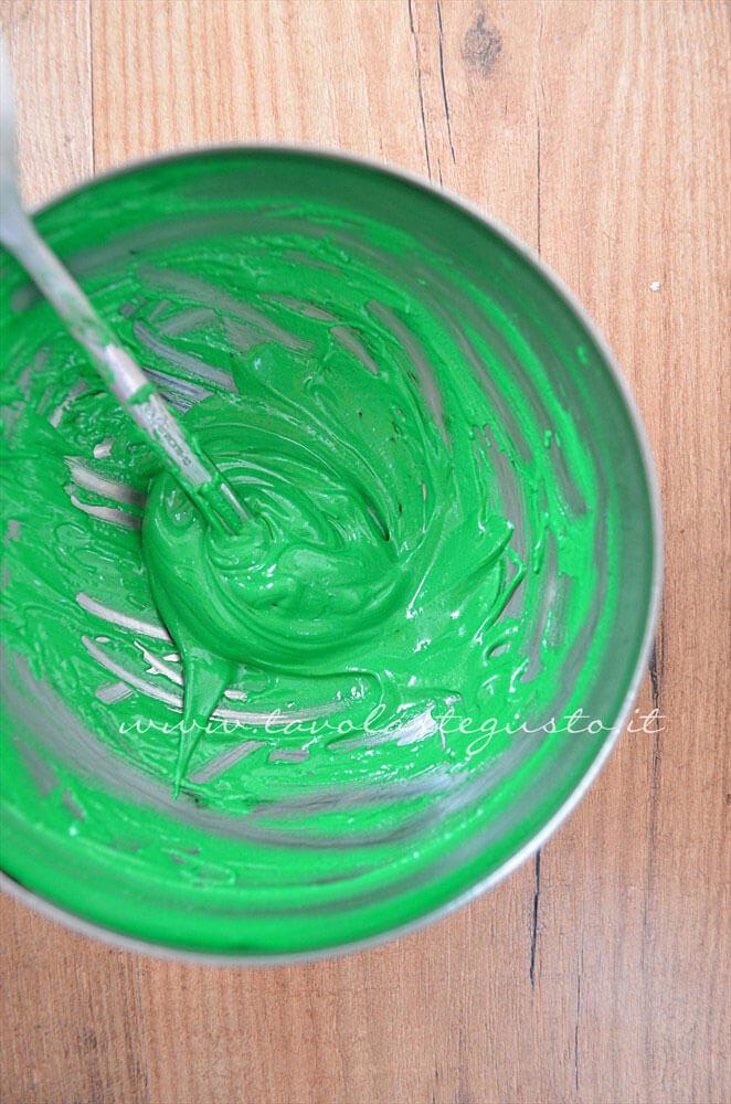 Aggiungere altro colorante fino ad ottenre il colore desiderato - Ricetta Ghiaccia Reale (Royal Icing) Aggiungere altro colorante fino ad ottenre il colore desiderato - Ricetta Ghiaccia Reale (Royal Icing)