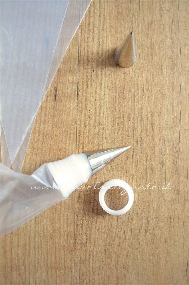 Aggiungere il beccuccio alla sac a poche - Ricetta Ghiaccia Reale (Royal Icing) Aggiungere il beccuccio alla sac a poche - Ricetta Ghiaccia Reale (Royal Icing)