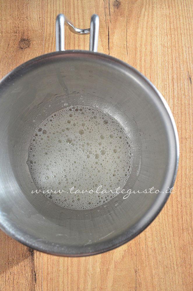 Aggiungere il succo di limone e schiumare con le fruste -Ricetta Ghiaccia Reale (Royal Icing) Aggiungere il succo di limone e schiumare con le fruste -Ricetta Ghiaccia Reale (Royal Icing)