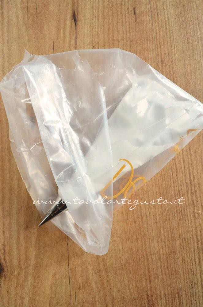Aggiungere la Ghiaccia reale nella sac à poche - Ricetta Ghiaccia Reale (Royal Icing) Aggiungere la Ghiaccia reale nella sac à poche - Ricetta Ghiaccia Reale (Royal Icing)