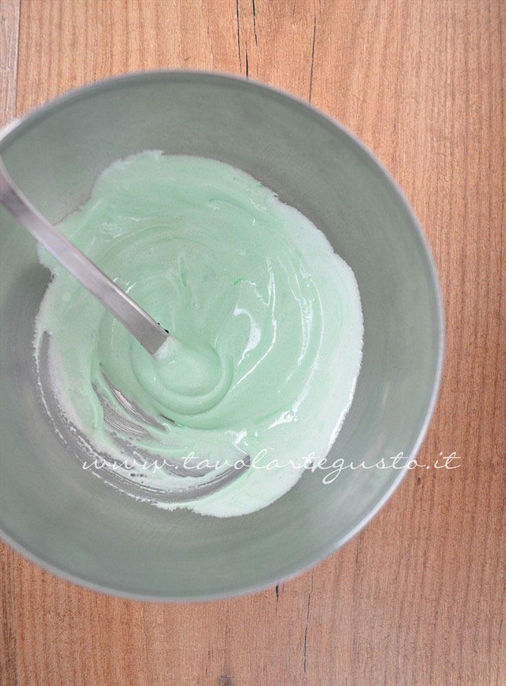 Aggiungere la punta di contello di colorante e mescolare -Ricetta Ghiaccia Reale (Royal Icing) Aggiungere la punta di contello di colorante e mescolare -Ricetta Ghiaccia Reale (Royal Icing)