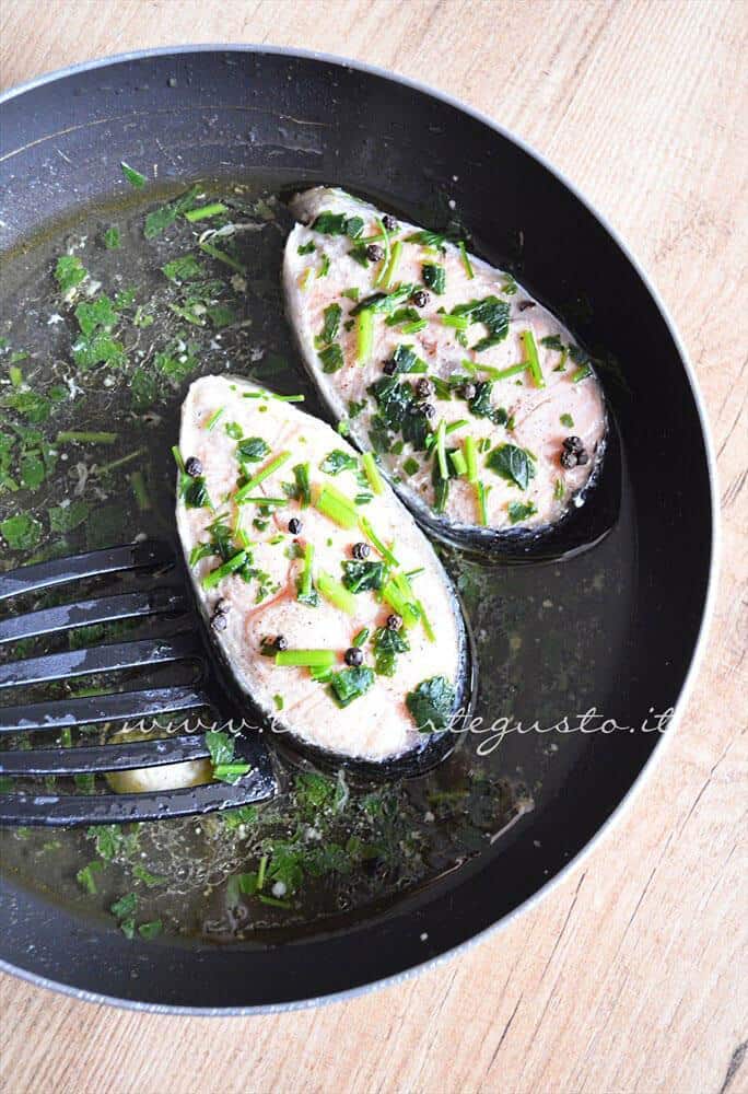 Aggiungere prezzemolo, pepe e poi vino - Ricetta Tranci di salmone al pepe nero Aggiungere prezzemolo, pepe e poi vino - Ricetta Tranci di salmone al pepe nero