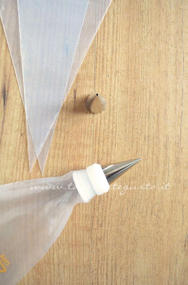 Chiudere bene il beccuccio della sac à poche - Ricetta Ghiaccia Reale (Royal Icing) Chiudere bene il beccuccio dellaa sac à poche - Ricetta Ghiaccia Reale (Royal Icing)