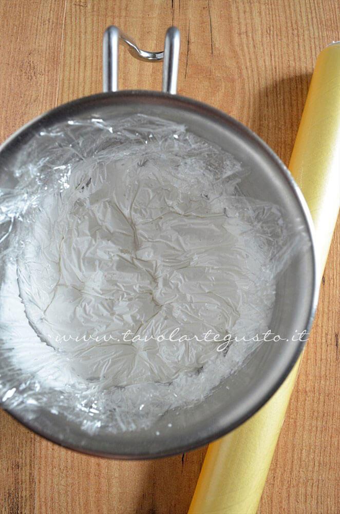 Conservare la ghiaccia con una pellicola a contatto - Ricetta Ghiaccia Reale (Royal Icing) Conservare la ghiaccia con una pellicola a contatto - Ricetta Ghiaccia Reale (Royal Icing)