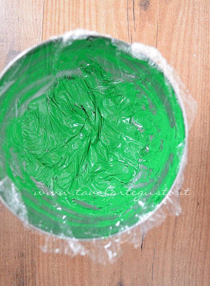 Coprire la ghiaccia colorare con una pellicola a contatto per conservarla - Ricetta Ghiaccia Reale (Royal Icing) Coprire la ghiaccia colorare con una pellicola a contatto per conservarla - Ricetta Ghiaccia Reale (Royal Icing)