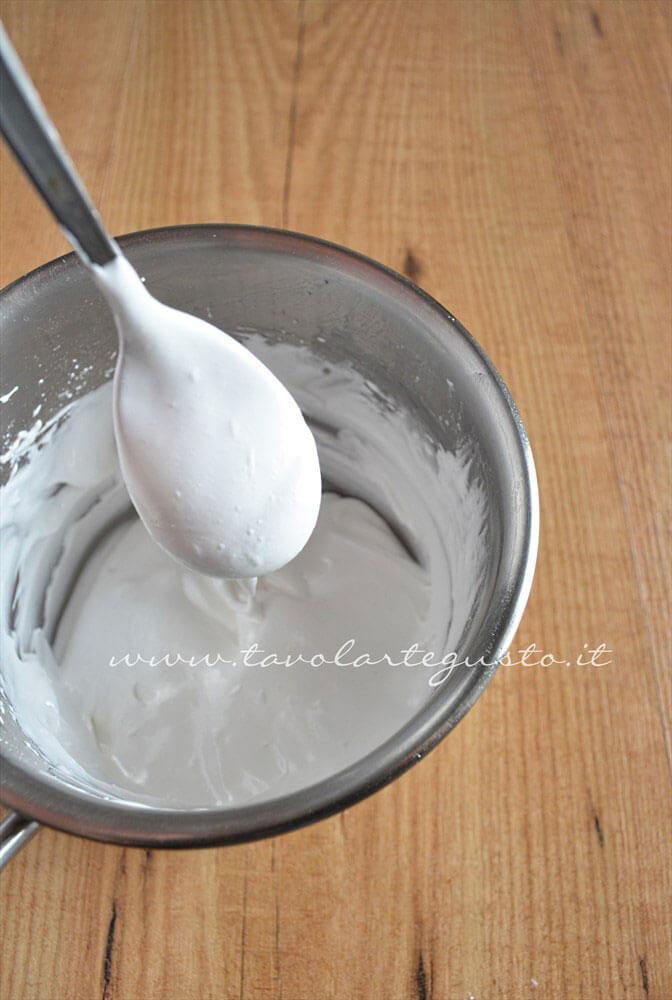 Ghiaccia compatta per scrivere in maniera delineata, tracciare contorni - Ricetta Ghiaccia Reale (Royal Icing) Ghiaccia compatta per scrivere in maniera delineata, tracciare contorni - Ricetta Ghiaccia Reale (Royal Icing)
