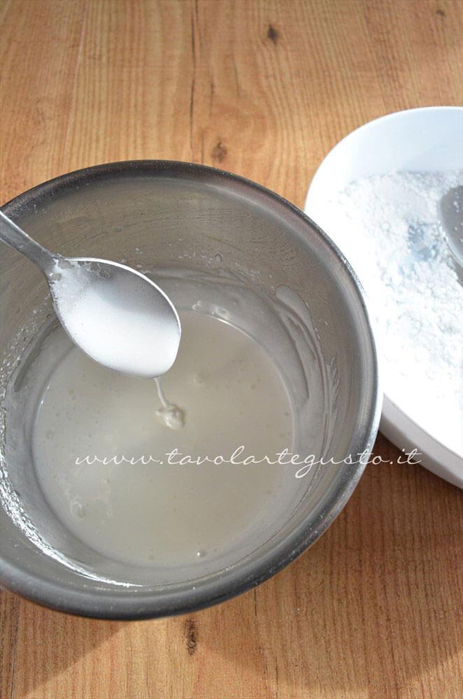 Ghiaccia liquida, cremosa per glassare - Ricetta Ghiaccia Reale (Royal Icing)