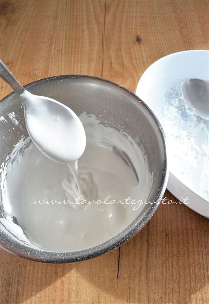 Ghiaccia mordida per scrivere soft- Ricetta Ghiaccia Reale (Royal Icing) Ghiaccia mordida per scrivere soft- Ricetta Ghiaccia Reale (Royal Icing)