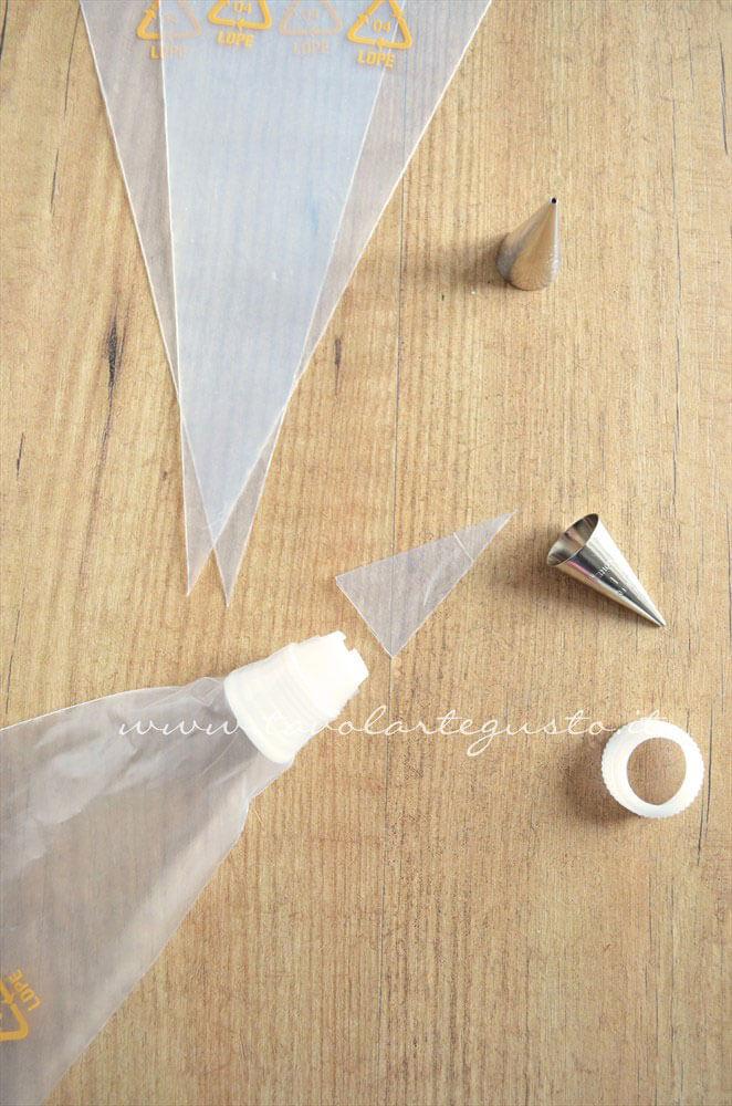 Preparare la sac à poche - Ricetta Ghiaccia Reale (Royal Icing) Preparare la sac à poche - Ricetta Ghiaccia Reale (Royal Icing)