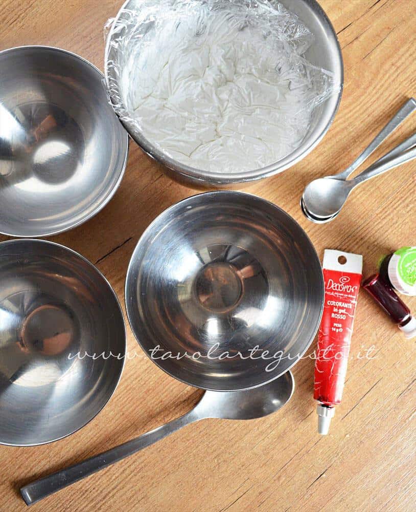 Preparare le ciotole per la colorazione della ghiaccia -Ricetta Ghiaccia Reale (Royal Icing) Preparare le ciotole per la colorazione della ghiaccia -Ricetta Ghiaccia Reale (Royal Icing)