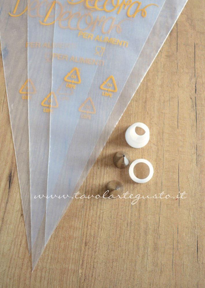 Sac à poche e beccucci per decorare con la ghiaccia reale - Ricetta Ghiaccia Reale (Royal Icing) Sac à poche e beccucci per decorare con la ghiaccia reale - Ricetta Ghiaccia Reale (Royal Icing)