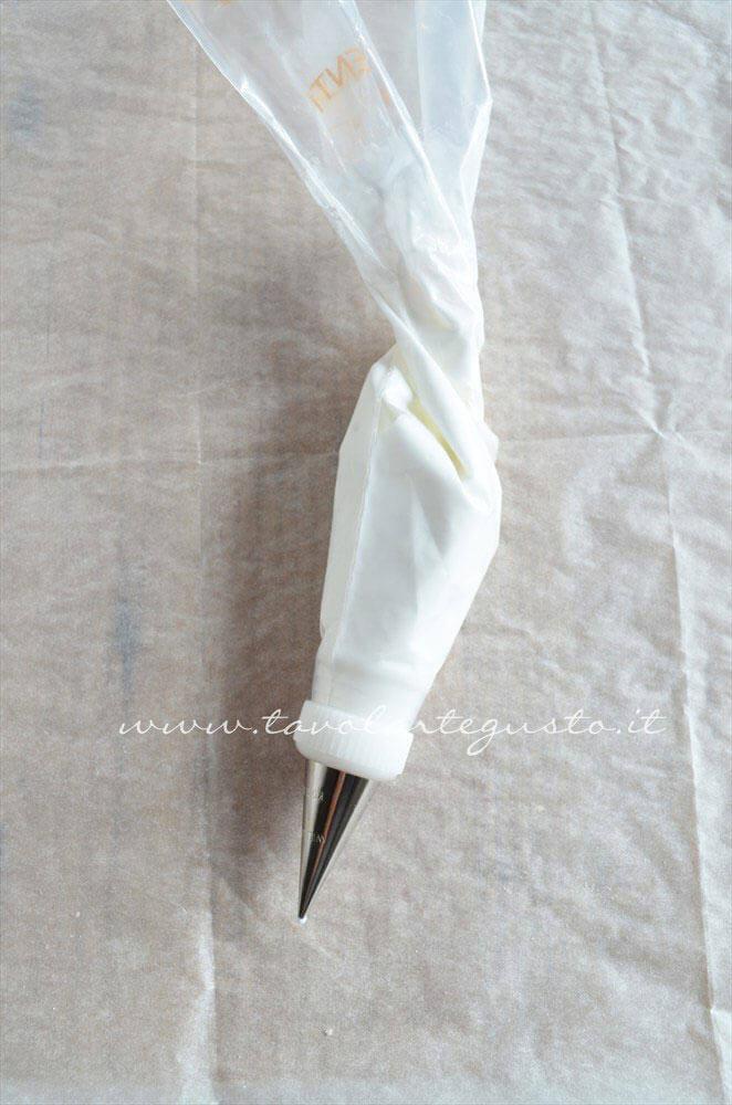 Sac à poche pronta per le decorazioni - Ricetta Ghiaccia Reale (Royal Icing) Sac à poche pronta per le decorazioni - Ricetta Ghiaccia Reale (Royal Icing)