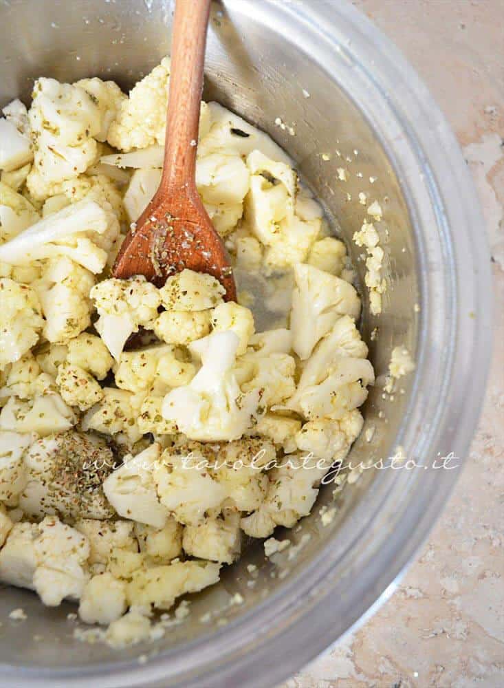 Aggiungere acqua, maggiorana e sale - Ricetta Zuppa di cavolfiore Aggiungere acqua, maggiorana e sale - Ricetta Zuppa di cavolfiore