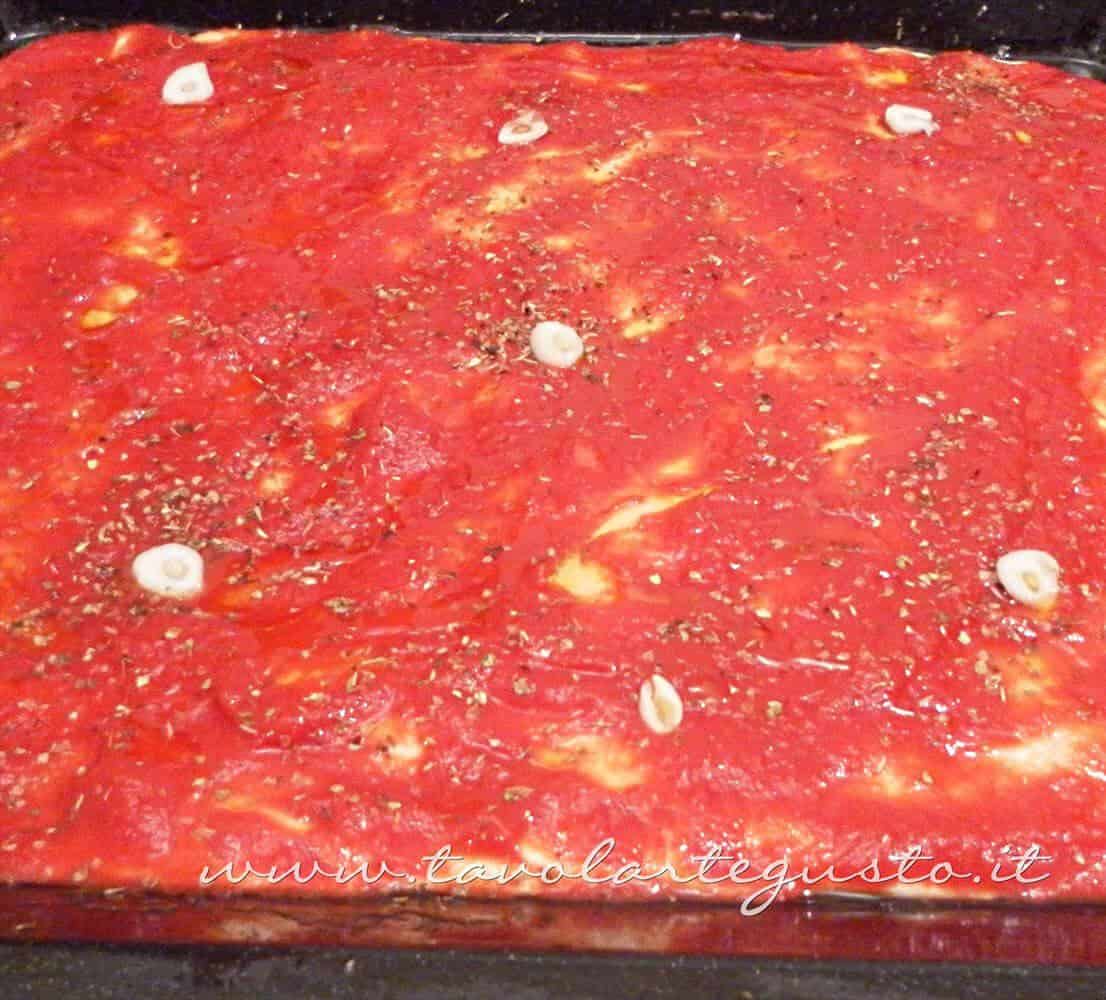 Aggiungere aglio, origano e olio - Ricetta Pizza Marinara Aggiungere aglio, origano e olio - Ricetta Pizza Marinara
