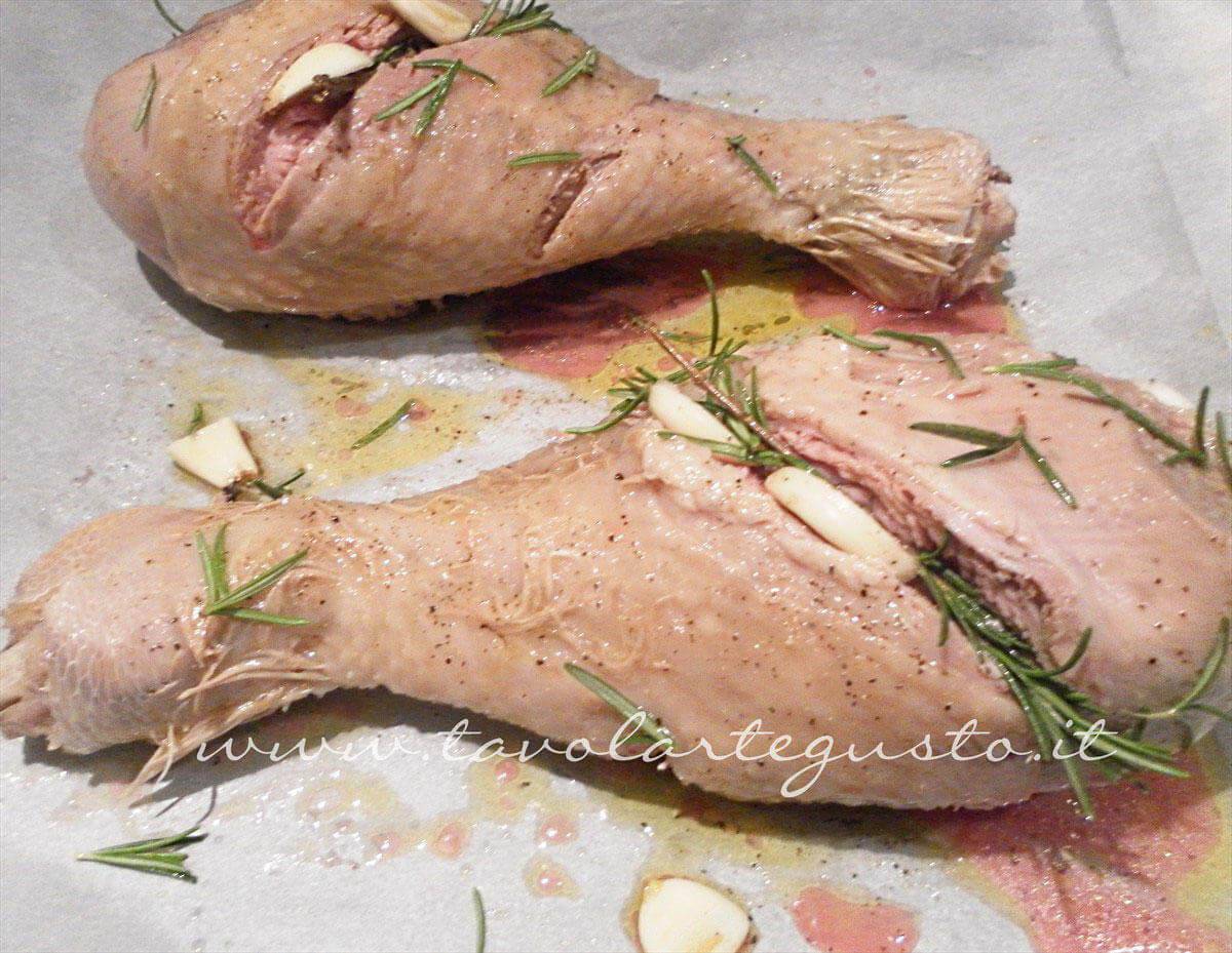 Aggiungere gli aromi - Ricetta Fusi di Tacchino al forno con patate Aggiungere gli aromi - Ricetta Fusi di Tacchino al forno con patate