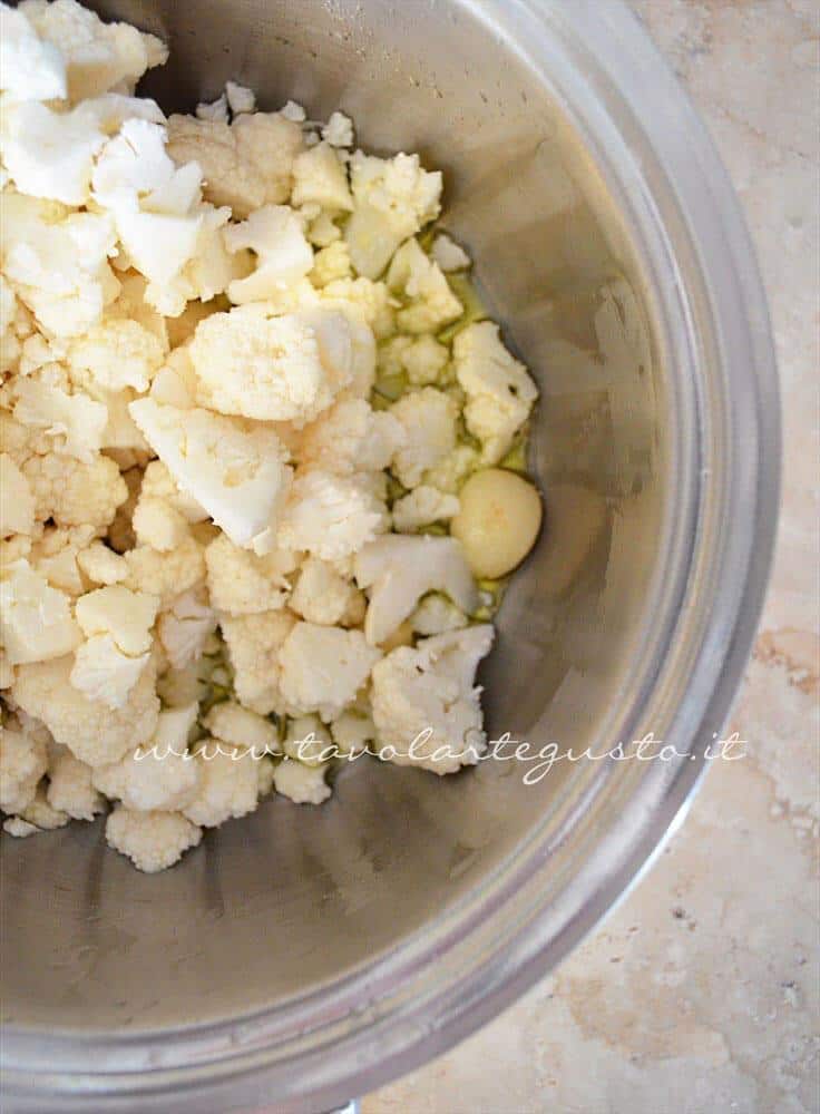 Aggiungere il cavolfiore all'olio e aglio soffritto - Ricetta Zuppa di cavolfiore Aggiungere il cavolfiore all'olio e aglio soffritto - Ricetta Zuppa di cavolfiore