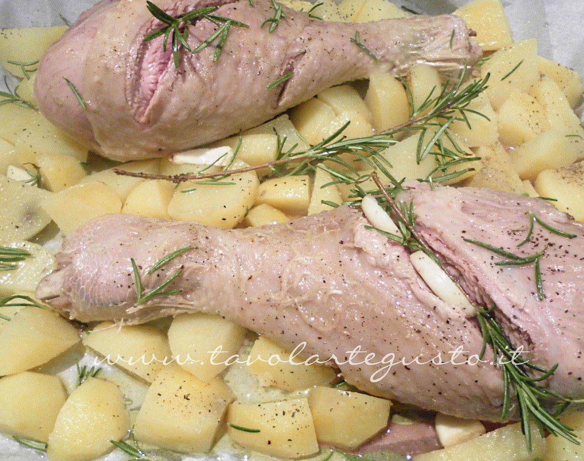 Aggiungere le patate - Ricetta Fusi di Tacchino al forno con patate Aggiungere le patate - Ricetta Fusi di Tacchino al forno con patate
