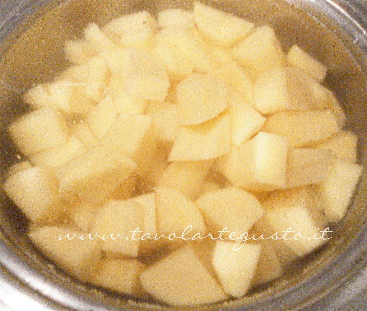 Bollire le patate - Ricetta Fusi di Tacchino al forno con patate Bollire le patate - Ricetta Fusi di Tacchino al forno con patate