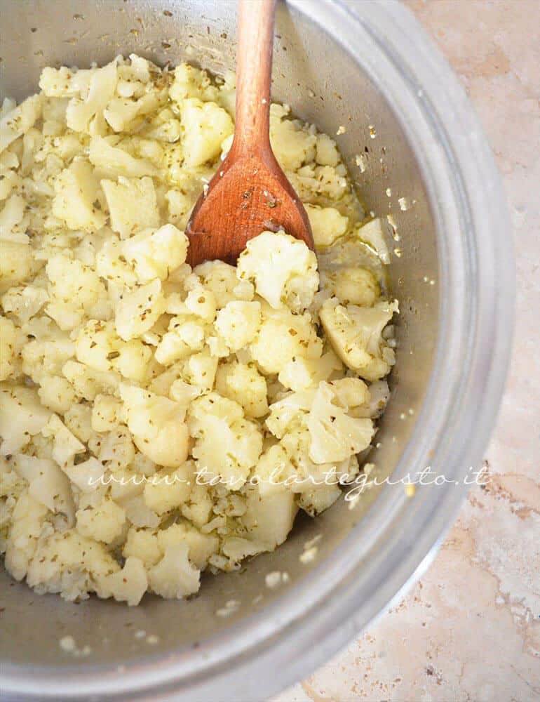 Cavolfiore dopo la prima stufatura - Ricetta Zuppa di cavolfiore Cavolfiore dopo la prima stufatura - Ricetta Zuppa di cavolfiore