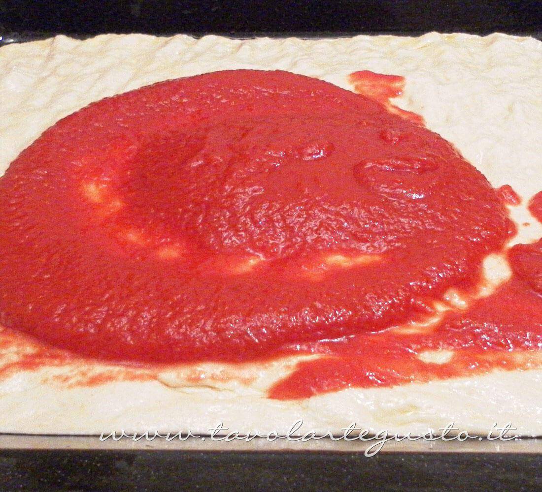 Condire con la passata di pomodoro - Ricetta Pizza Marinara Condire con la passata di pomodoro - Ricetta Pizza Marinara