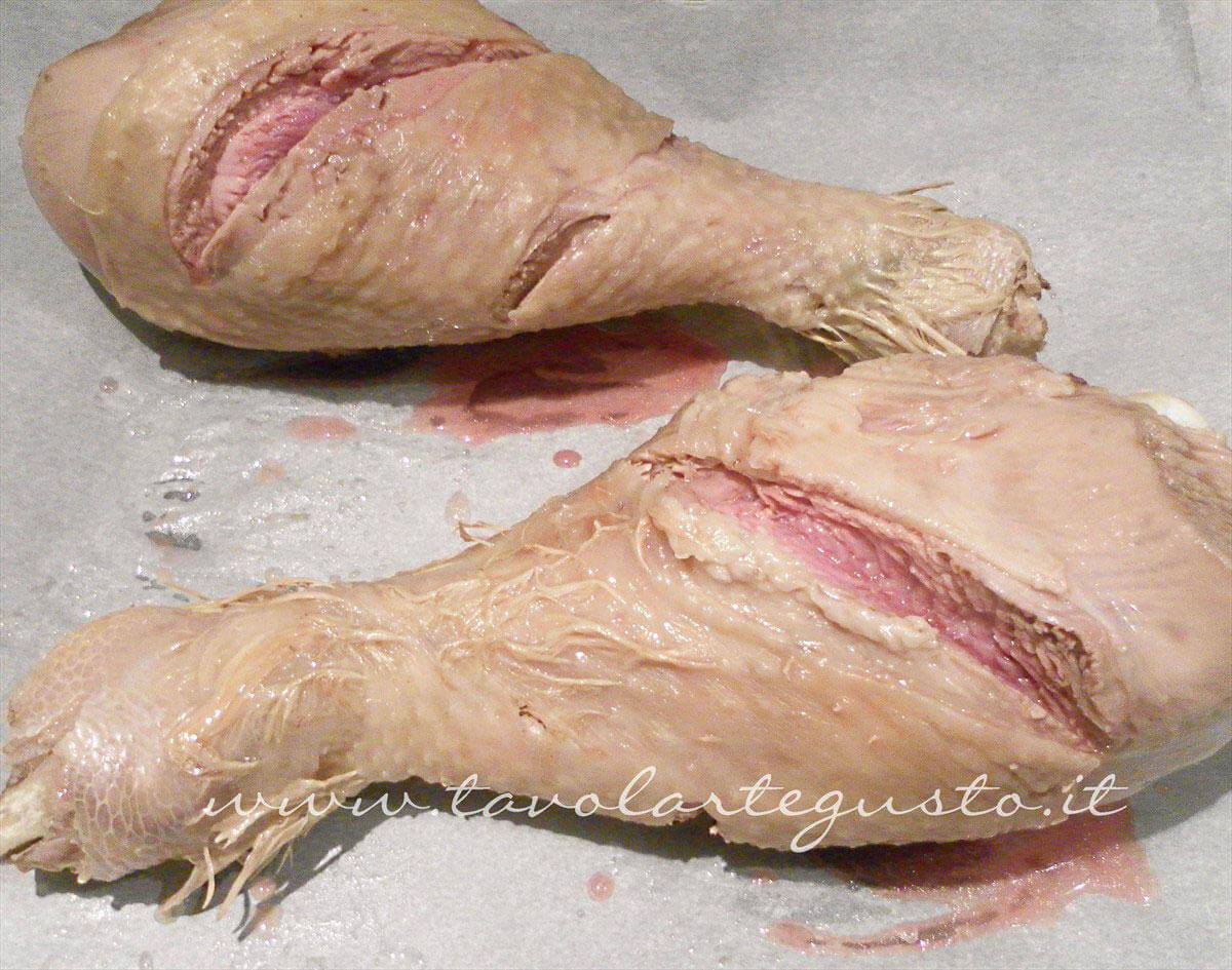 Disporre il Tacchino nella teglia facendo dei tagli - Ricetta Fusi di Tacchino al forno con patate Disporre il Tacchino nella teglia facendo dei tagli - Ricetta Fusi di Tacchino al forno con patate