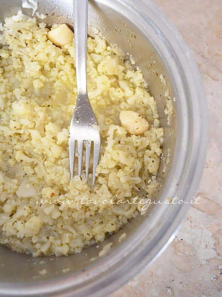 Schiacciare con la forchetta il cavolfiore - Ricetta Zuppa di cavolfiore Schiacciare con la forchetta il cavolfiore - Ricetta Zuppa di cavolfiore