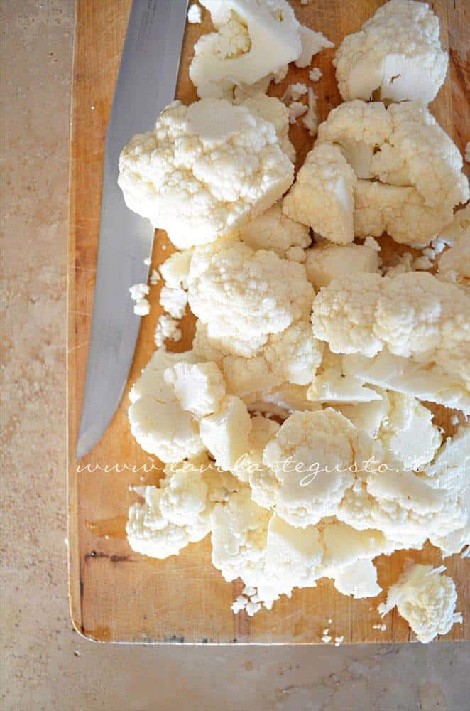 Tagliare il cavolfiore a pezzetti - Ricetta Zuppa di cavolfiore Tagliare il cavolfiore a pezzetti - Ricetta Zuppa di cavolfiore