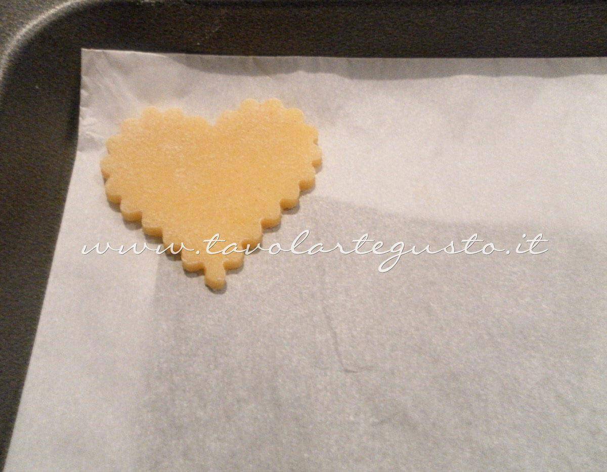 Adagiare i biscotti in teglia - Ricetta di Biscotti San Valentino decorati Adagiare i biscotti in teglia - Ricetta di Biscotti San Valentino decorati