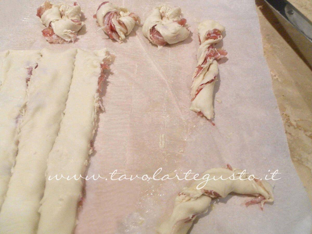 Arrotolare i torciglioni - Ricetta Sfogliatine di coppa (pancetta coppata) Arrotolare i torciglioni - Ricetta Sfogliatine di coppa (pancetta coppata)