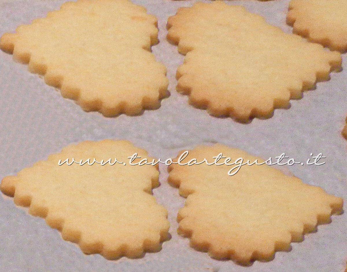 Biscotti di San Valentino appena sfornati -Ricetta di Biscotti San Valentino decorati Biscotti di San Valentino appena sfornati -Ricetta di Biscotti San Valentino decorati