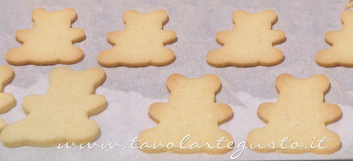 Biscotti orsetti appena cotti - Ricetta Biscotti decorati Orsetti del cuore Biscotti orsetti appena cotti - Ricetta Biscotti decorati Orsetti del cuore