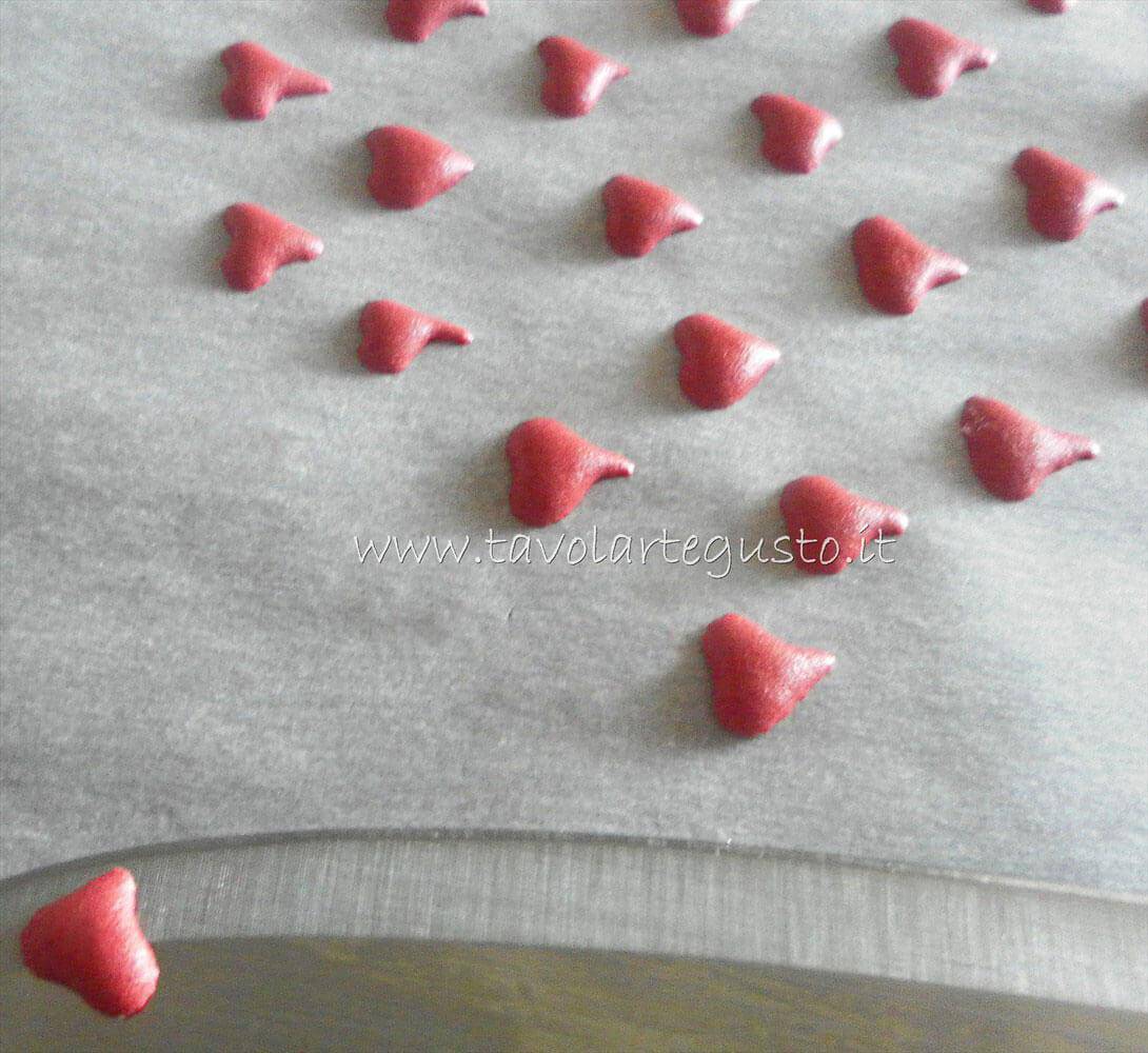 Cuoricini di Ghiaccia asciutti da staccare. - Ricetta Cuoricini di zucchero in ghiaccia reale. Cuoricini di Ghiaccia asciutti da staccare. - Ricetta Cuoricini di zucchero in ghiaccia reale.