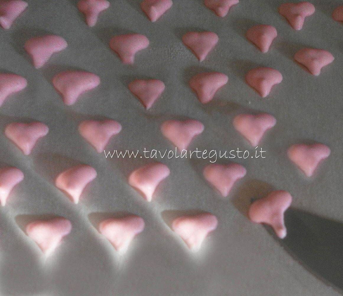 Cuoricini di ghiaccia asciutti da staccare - Ricetta Cuoricini di zucchero in ghiaccia reale Cuoricini di ghiaccia asciutti da staccare - Ricetta Cuoricini di zucchero in ghiaccia reale