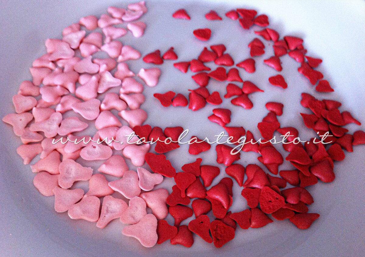 Cuoricini di zucchero in ghiaccia reale per decorare i Biscotti di San Valentino - Ricetta Biscotti di San Valentino decorati Cuoricini di zucchero in ghiaccia reale per decorare i Biscotti di San Valentino - Ricetta Biscotti di San Valentino decorati