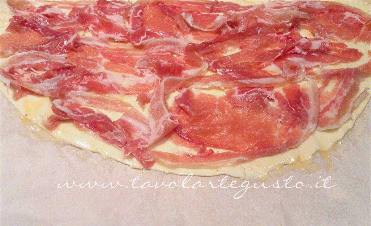 Distribuire la pancetta coppata sulla pasta sfoglia - Ricetta Sfogliatine di coppa (pancetta coppata) Distribuire la pancetta coppata sulla pasta sfoglia - Ricetta Sfogliatine di coppa (pancetta coppata)
