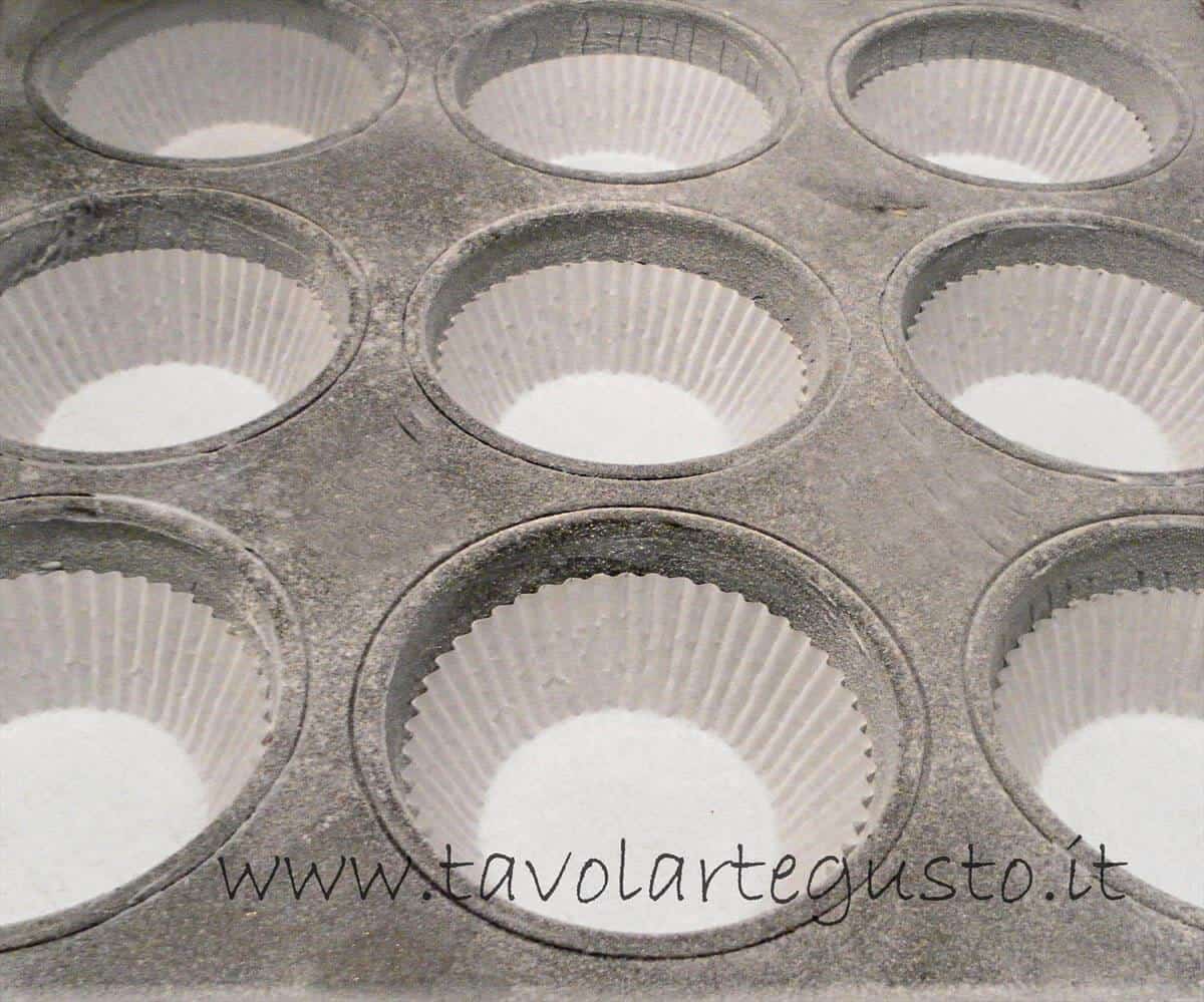 Inserire i pirottini nella teglia - Ricetta Muffin al cioccolato gianduia Inserire i pirottini nella teglia - Ricetta Muffin al cioccolato gianduia