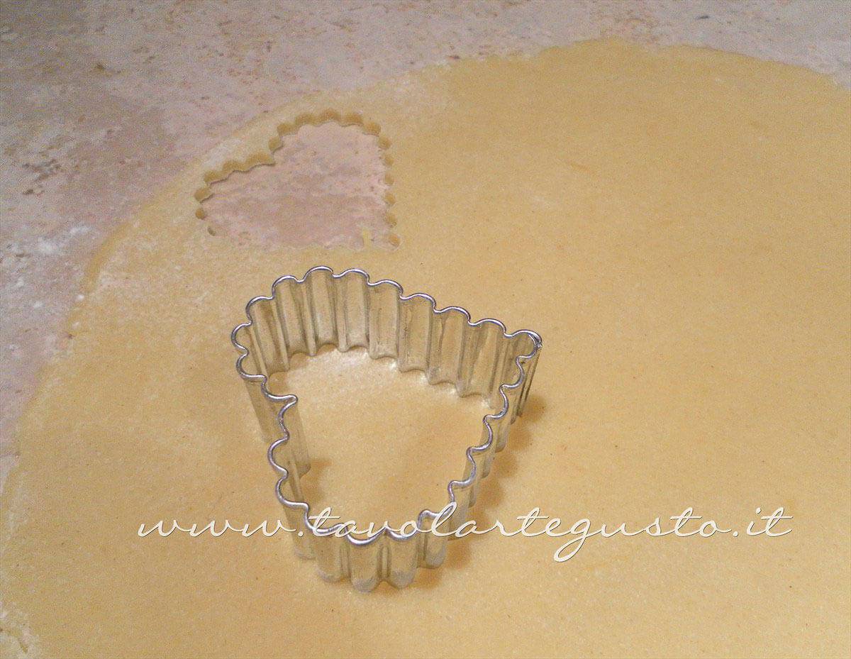 Intagliare i biscotti - Ricetta di Biscotti San Valentino decorati Intagliare i biscotti - Ricetta di Biscotti San Valentino decorati