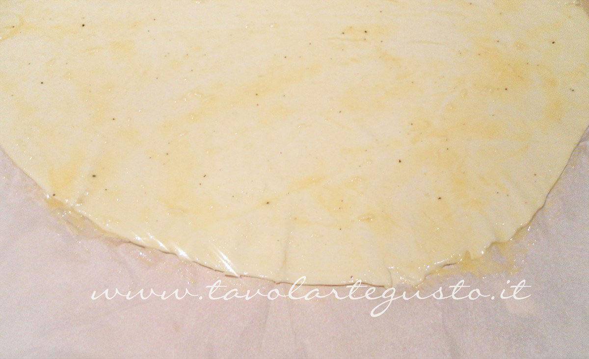 Pennellare la pasta sfoglia - Ricetta Sfogliatine di coppa (pancetta coppata) Pennellare la pasta sfoglia - Ricetta Sfogliatine di coppa (pancetta coppata)