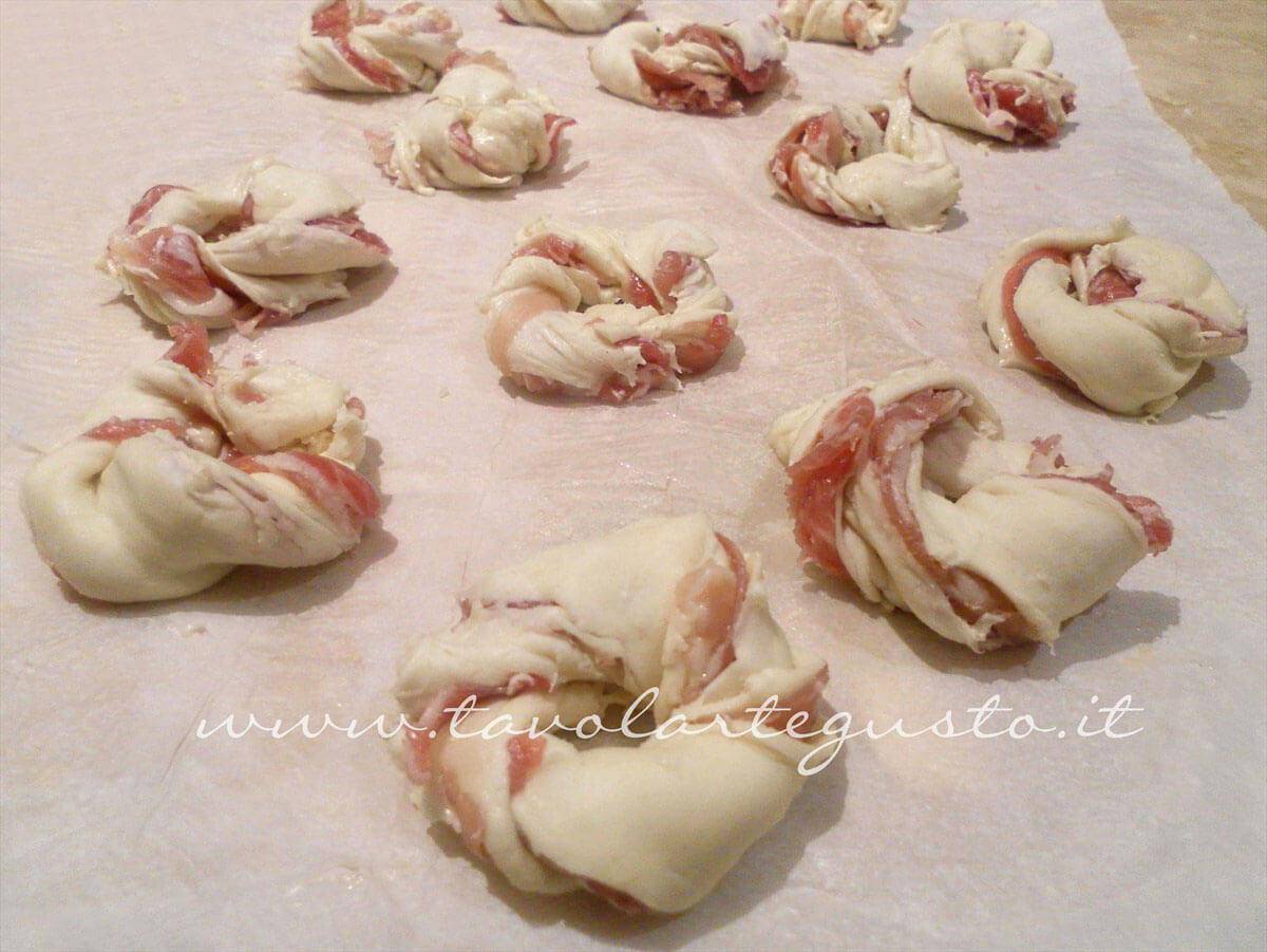 Pennellare le sfogliatine con l'uovo - Ricetta Sfogliatine di coppa (pancetta coppata) Pennellare le sfogliatine con l'uovo - Ricetta Sfogliatine di coppa (pancetta coppata)